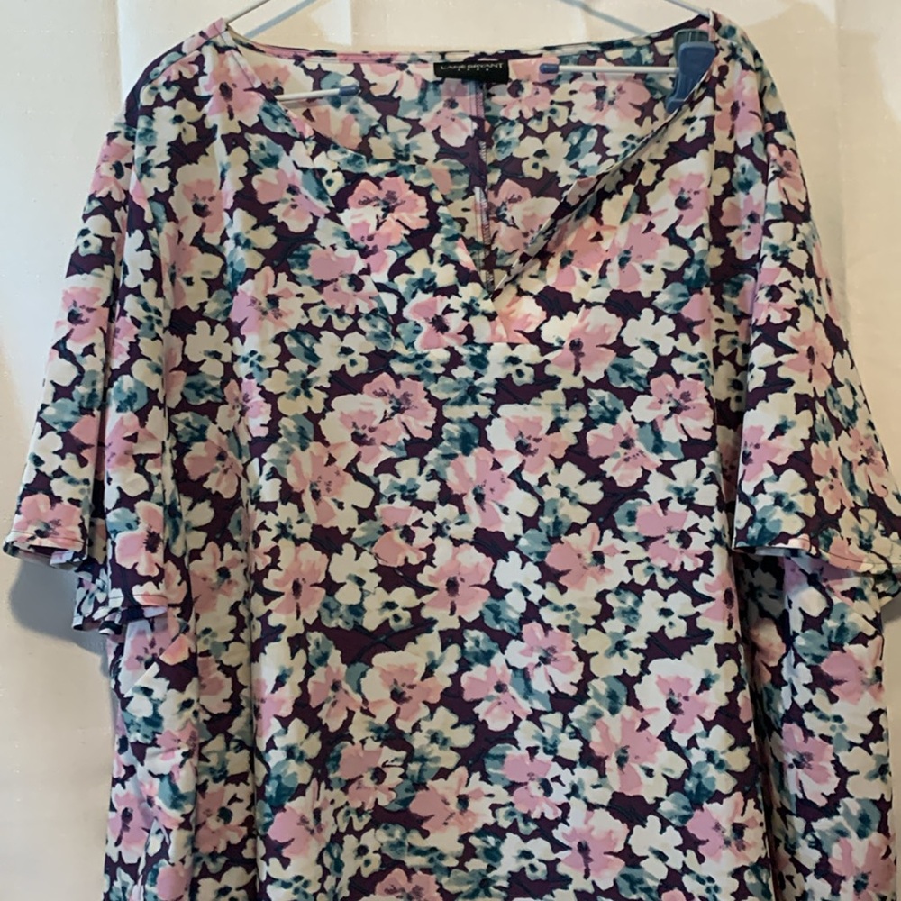 Lane Bryant 5X Blouse/Top- Floral Tunic Short Sleeves. Slenderizing V- Neck EUC - Picture 4 of 8